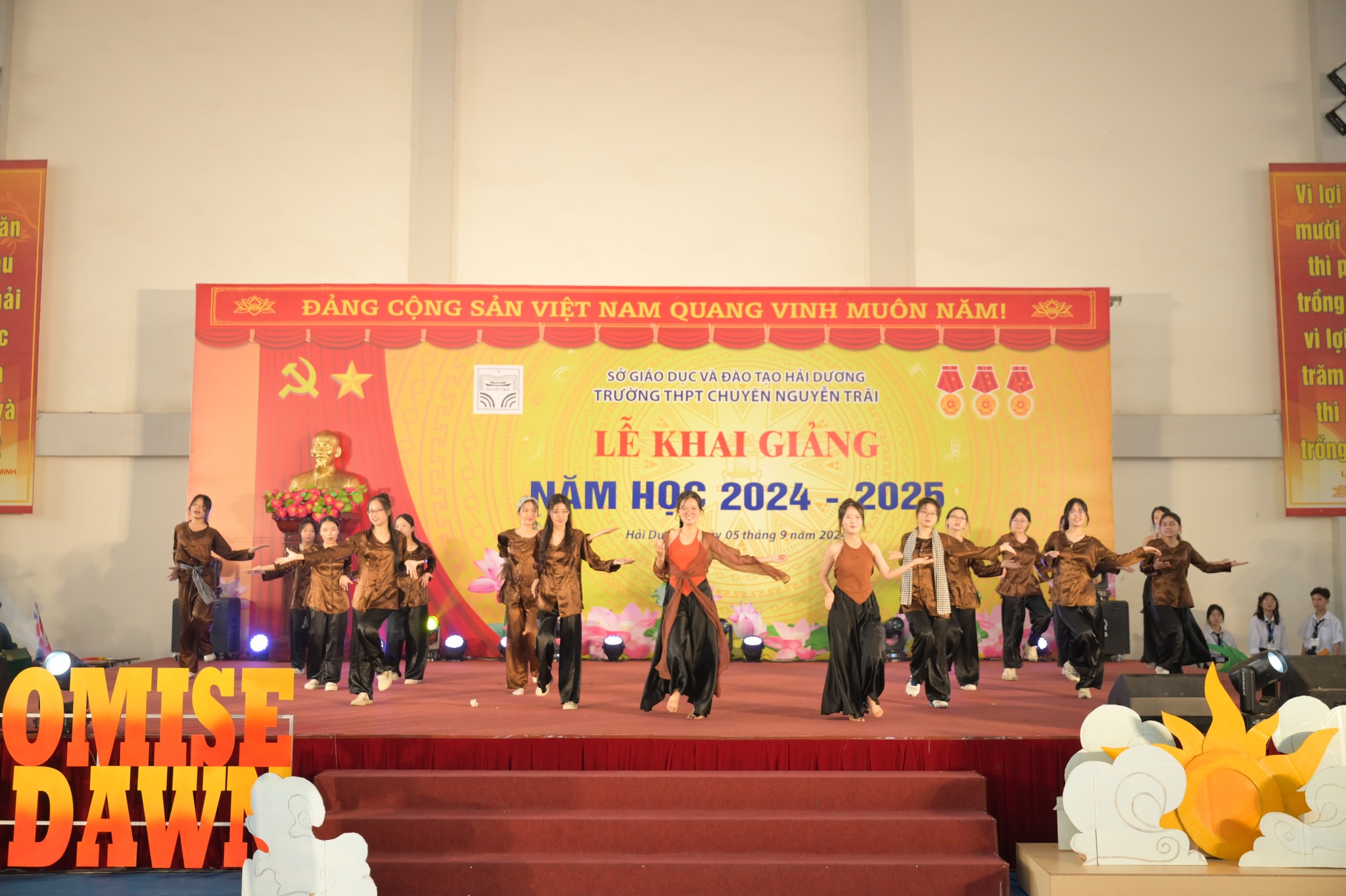 Nhấn để phóng to